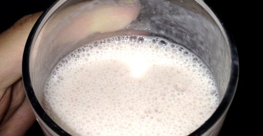 Смузи с бананом и клубникой