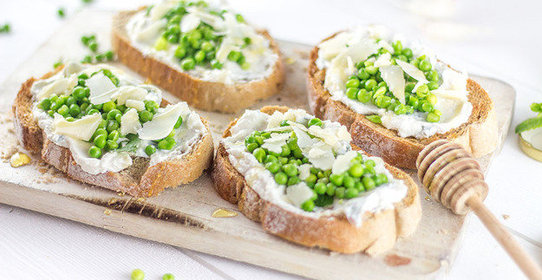 Брускетта с рикоттой, медом и зеленым горошком