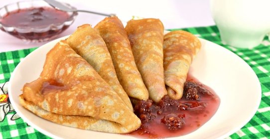 Блинчики на молоке и малиновом варенье