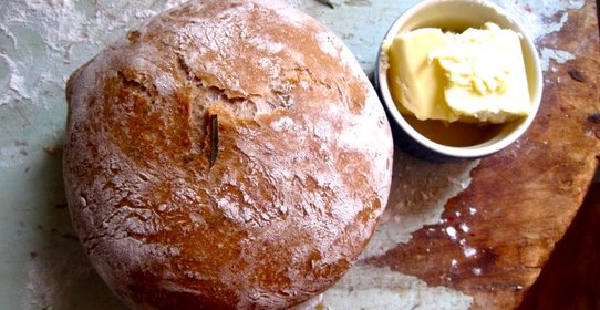 Хлеб с красным вином
