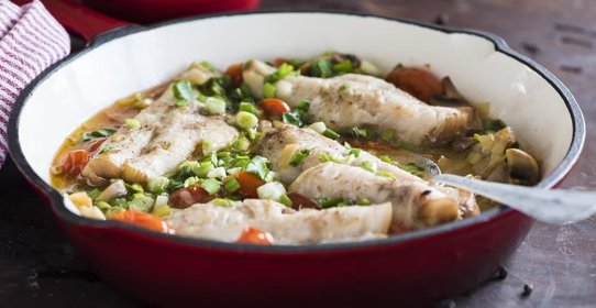 Окунь с луком-пореем, помидорами и грибами