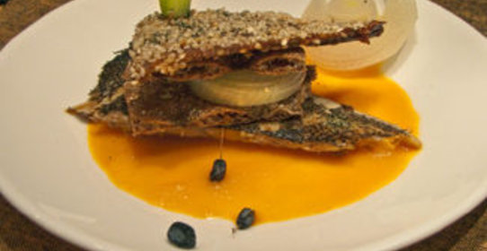 Камбала с кунжутном и морковным соусом