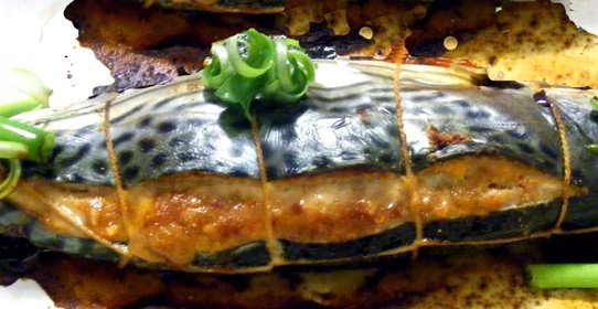 Скумбрия, фаршированная грибами и сыром