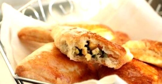 Пирожки с яйцом и зелёным луком
