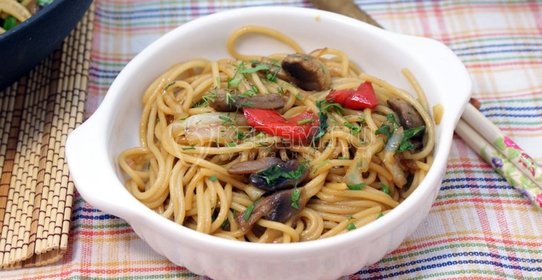 Спагетти с овощами и соевым соусом