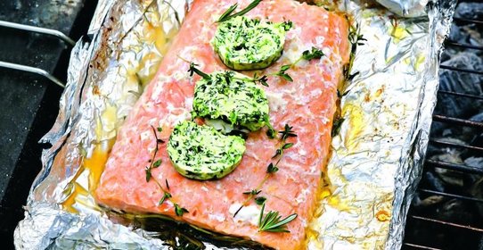 Лосось в фольге на гриле