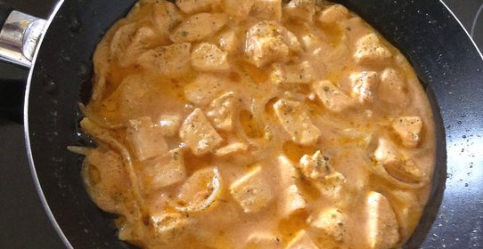 Курица, тушеная в сливочном соусе