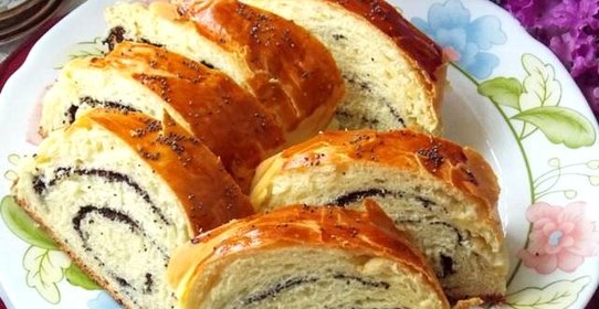 Сдобный рогалик с маком
