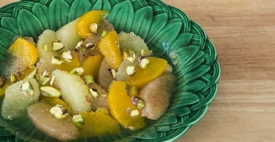Салат с грейпфрутом, фисташками и сиропом агавы