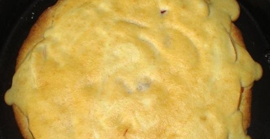 Вкусный яблочной пирог с бисквитным покрытием