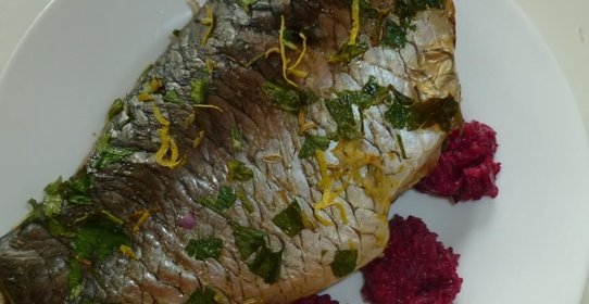 Карась с соусом из хрена и свеклы
