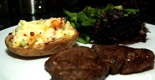 Говядина с картофелем, сыром и кинзой