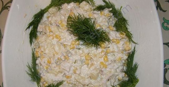 Салат из филе курицы, ананаса, кукурузы и риса
