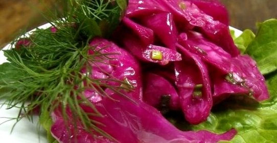 Капуста маринованная с чесноком и свеклой