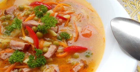 Густой суп с копченой свиной грудинкой