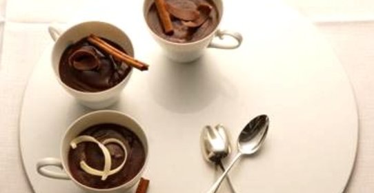 Легкий шоколадный пудинг с корицей