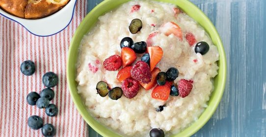 Молочная каша с ягодами