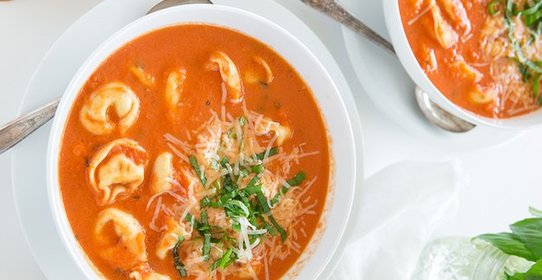 Суп с тортеллини, томатом и базиликом в мультиварке