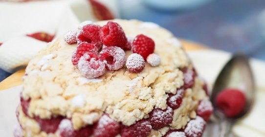 Торт с ряженкой и малиной