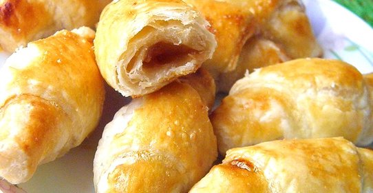 Рогалики из слоеного теста