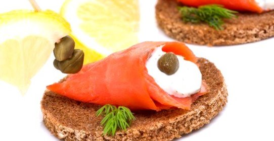 Крекеры с копченой форелью и лимонно-укропным майонезом