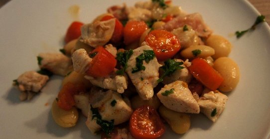 Куриное филе с белой фасолью и беконом