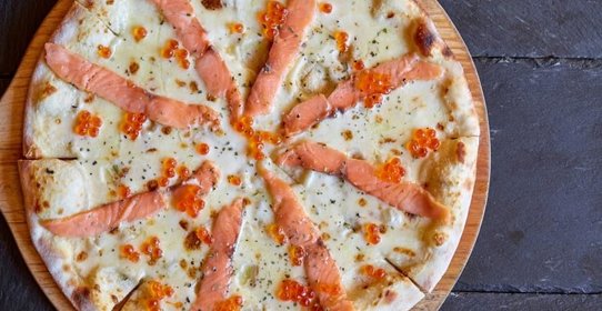 Пицца со слабосоленым лососем