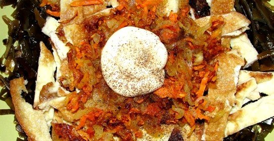 Теплый салат из морской капусты с омлетом