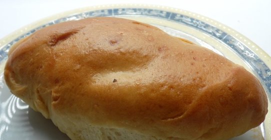 Пицца с колбасой и беконом