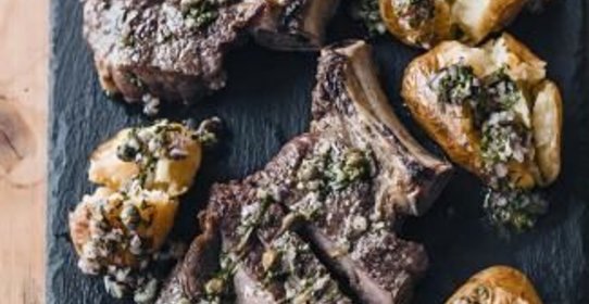 Телятина с картошкой и соусом из каперсов