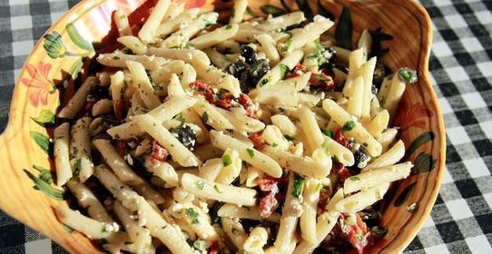 Средиземноморский салат с анчоусами