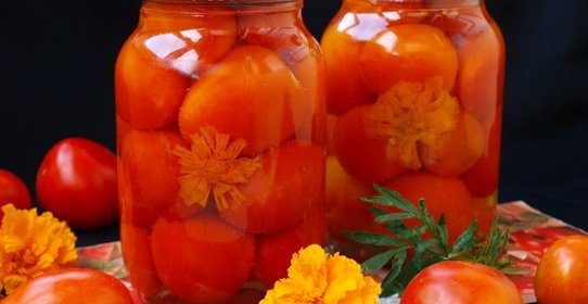 Помидоры маринованные с бархатцами