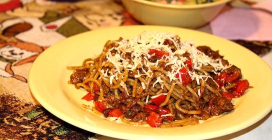 Паста с тушенкой и болгарским перцем