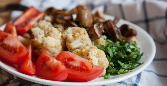 Цветная капуста с жареным луком и грибами