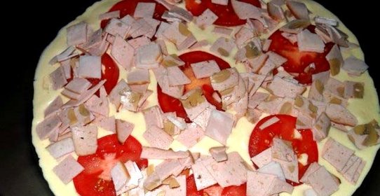 Пицца без сыра на сковороде