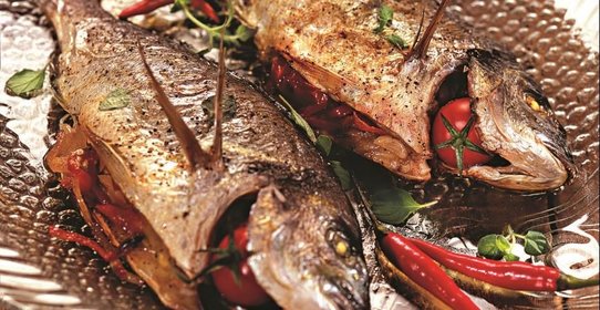 Дорада, запеченная с овощами и имбирем