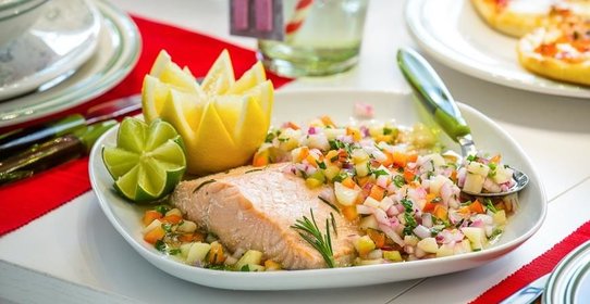 Филе лосося, пошированное в масле, с сальсой из сладкого перца