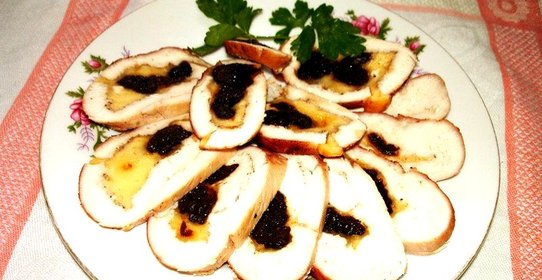 Куриный рулет с сыром и черносливом