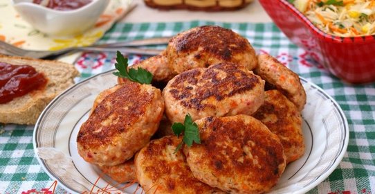 Куриные котлеты с сельдереем, морковью и свеклой