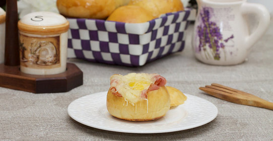 Булочки с беконом и яйцом