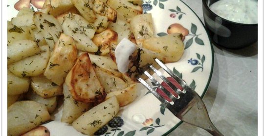 Картофель по-деревенски со сметаным соусом