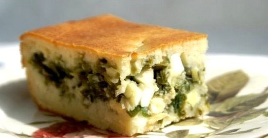 Быстрый (заливной) пирог с зелёным луком и яйцом