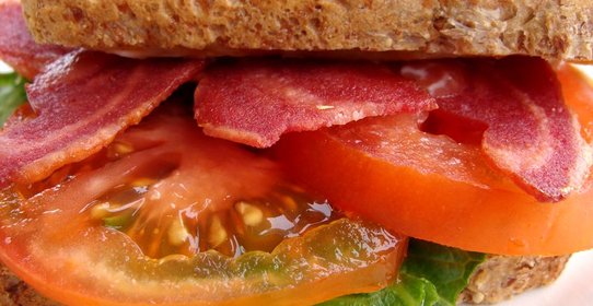 Сандвич с индейкой, листовым салатом и помидором