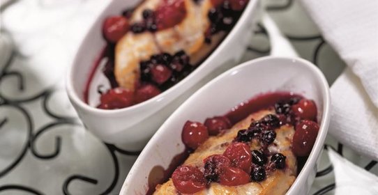 Куриные грудки с крыжовником и смородиной
