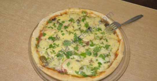 Итальянская тонкая пицца с ветчиной сыром и грибами