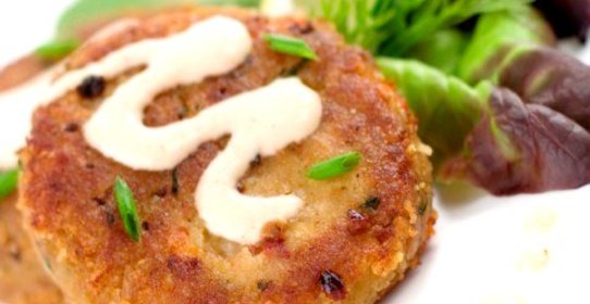 Тунисские рыбные котлеты с айоли из лимона и паприки