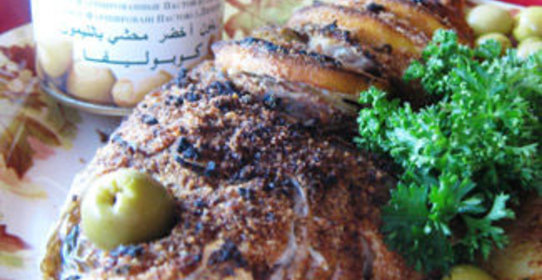 Красный морской окунь, запеченный с картофелем и оливками