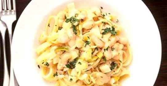 Паста с луком и фасолью