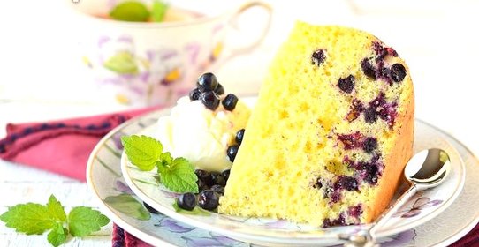 Бисквитный пирог с черникой в мультиварке