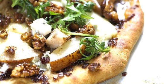 Пицца с сыром и грушей